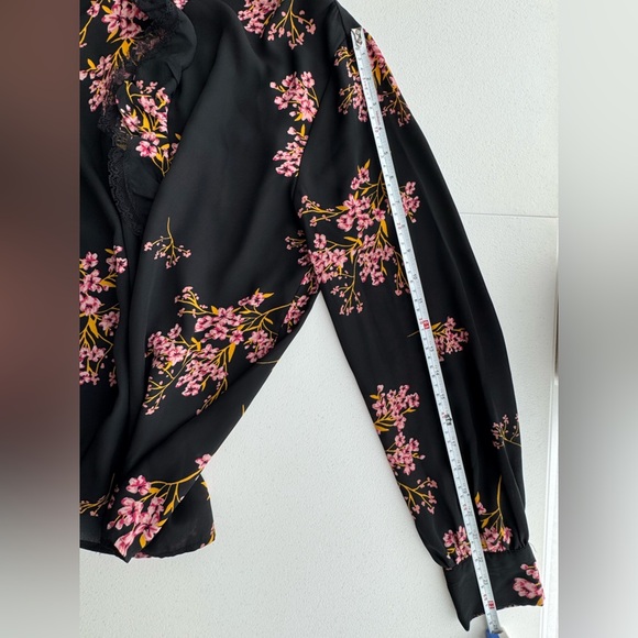 Who What Wear Black Floral Ruffle Long Sleeve Button Up Blouse Size Small - Picture 8 of 11